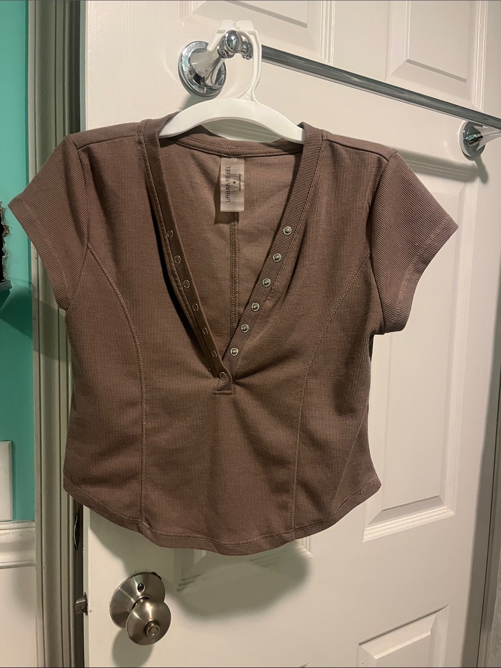 Ribbed Brown Short-Sleeve V-Neck Tee with Snap Detail